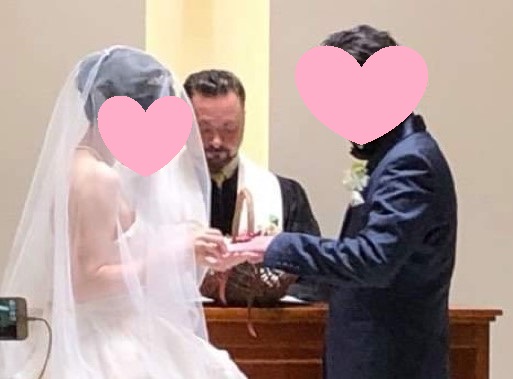 指輪を交換する新郎と新婦