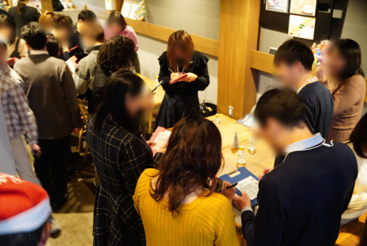 大垣市の婚活イベント「クリスマスパーティー」で交流する男女