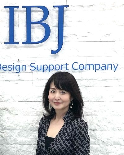 IBJ本社のあるビルの前でほほ笑む大塚さん