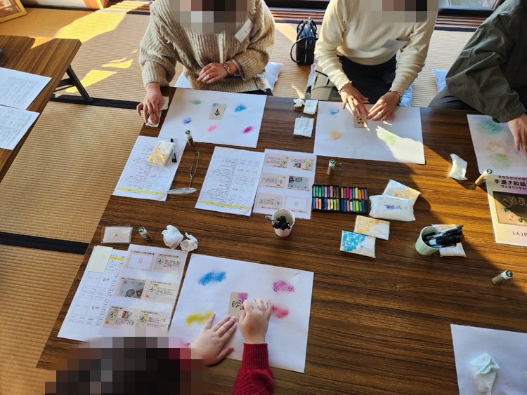 参加者が香札作りを体験するようす