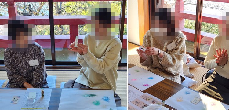参加者が制作した香札を披露するようす