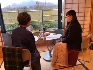 結婚相談室「輪～りんぐ～」の相談員と会員が話をしている様子