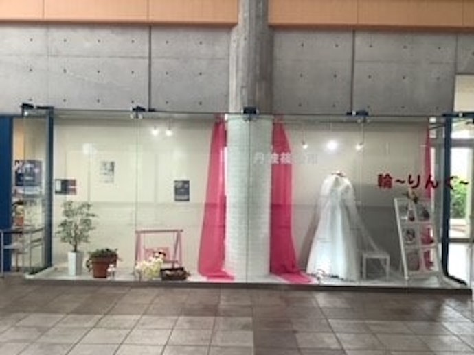 結婚相談室「輪～りんぐ～」入り口付近のディスプレイ
