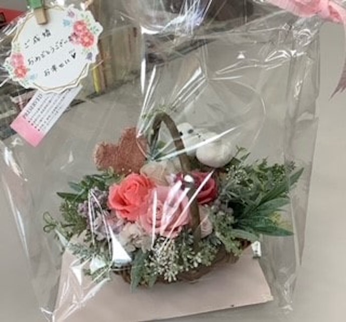 結婚相談室「輪～りんぐ～」から成婚者にプレゼントされたフラワーアレンジ