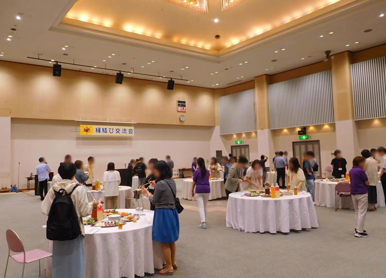 縁結び交流会の立食パーティのようす