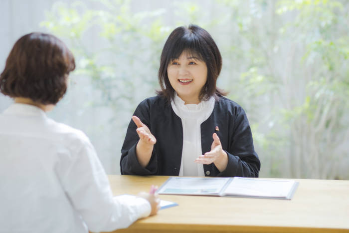 会員にアドバイスをしている結婚相談所U&Cの水城ちえさん