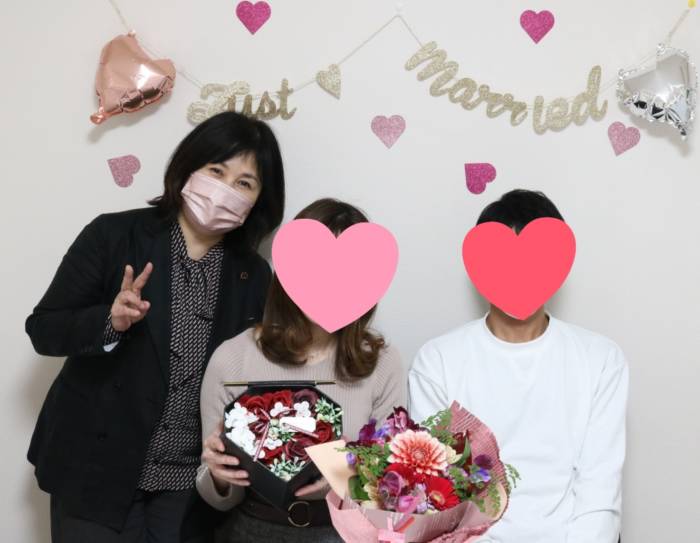 花束を持った結婚相談所U&Cの会員