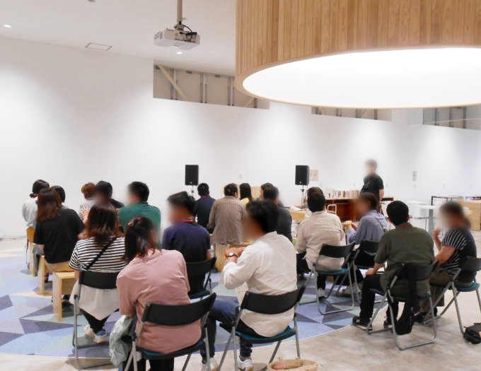 宇城市の婚活イベントの参加者が談笑する様子