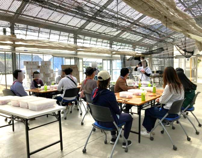 宇城市の婚活イベントでランのワークショップの説明を聞く参加者