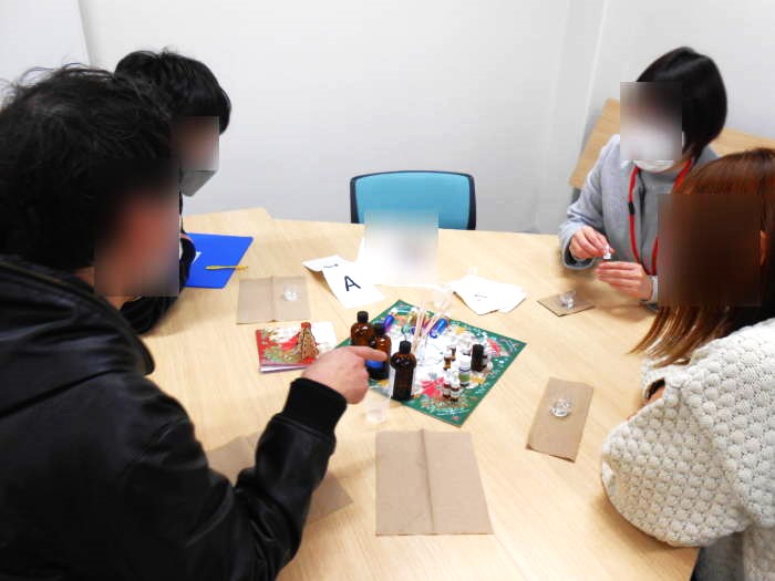 宇城市の婚活イベントでアロマオイルの香りを選ぶ参加者たち