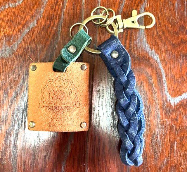 宇城市の婚活イベントで作られた猪革アクセサリーの完成品