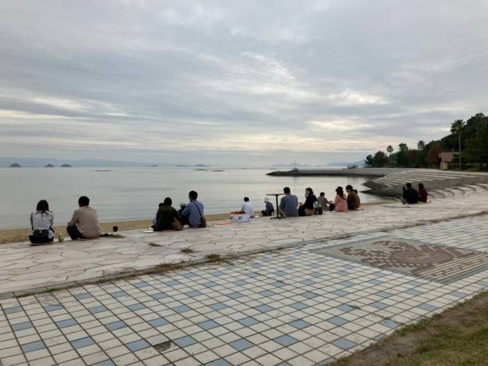 宇城市の婚活イベント：海辺で談笑する男女