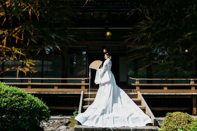 日光世界遺産ウエディングの日光二荒山神社で撮影する新婦