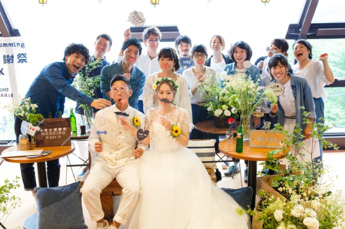 アースウエディングの結婚式で記念撮影をする新郎新婦とゲスト