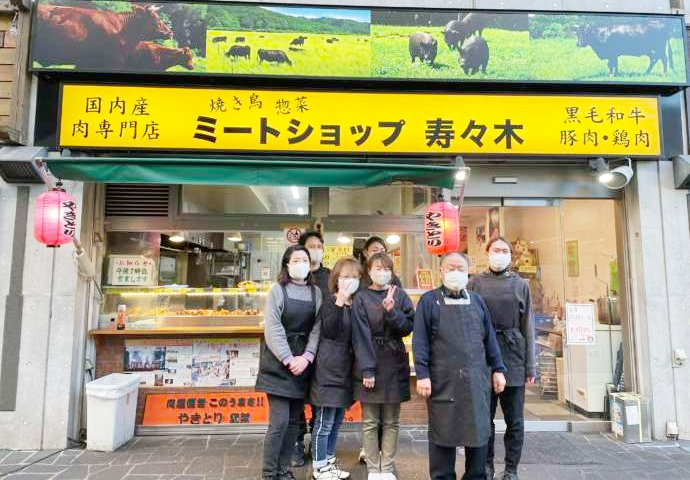 「ミートショップ寿々木」の店員と店舗外観