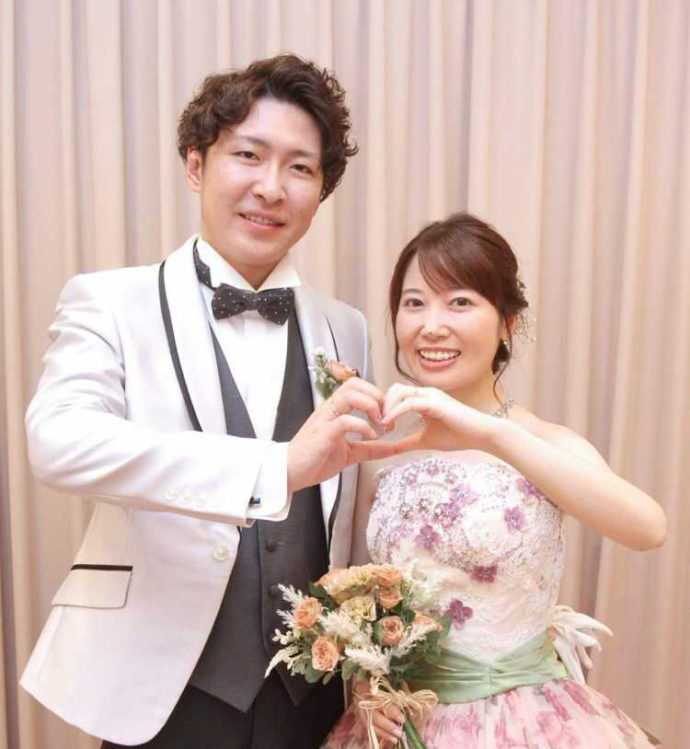 新潟県長岡市にある「ブライダルコア長岡鶴亀社」で撮影した幸せそうな新郎新婦の写真