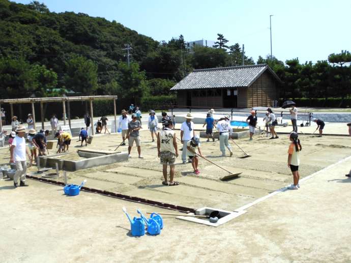 愛知県西尾市にある「西尾市塩田体験館 吉良饗庭塩の里」で塩田体験をする大人と子供