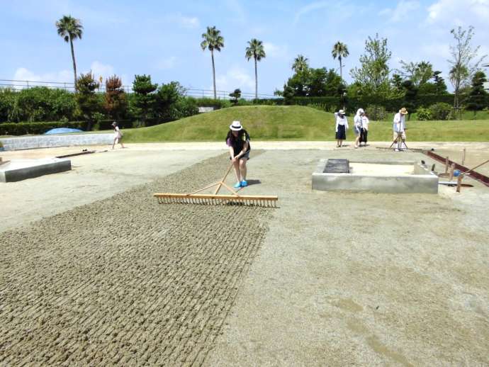 愛知県西尾市にある「西尾市塩田体験館 吉良饗庭塩の里」で塩田作業をする男性