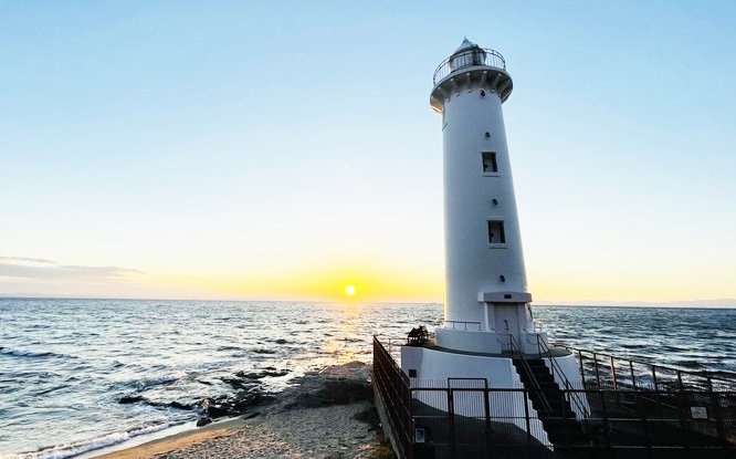 野間埼灯台から望める伊勢湾に沈む夕陽