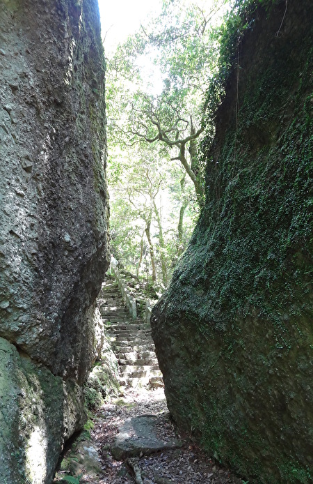 「羅漢の里」にある通称・挟み岩