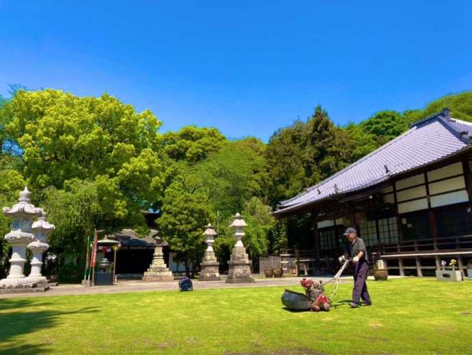 赤岩山光恩寺の初夏の本堂