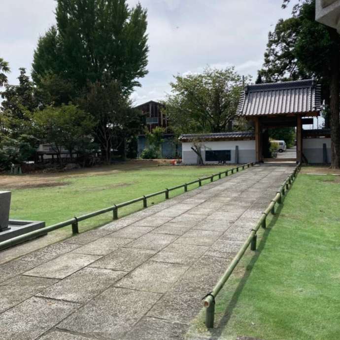 赤岩山光恩寺の本堂側から見た山門