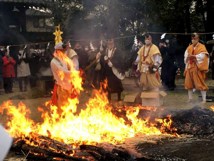 赤岩山光恩寺の火渡り荒行