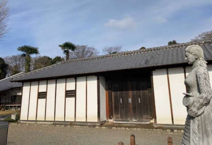 赤岩山光恩寺の吟子女史像と長屋門