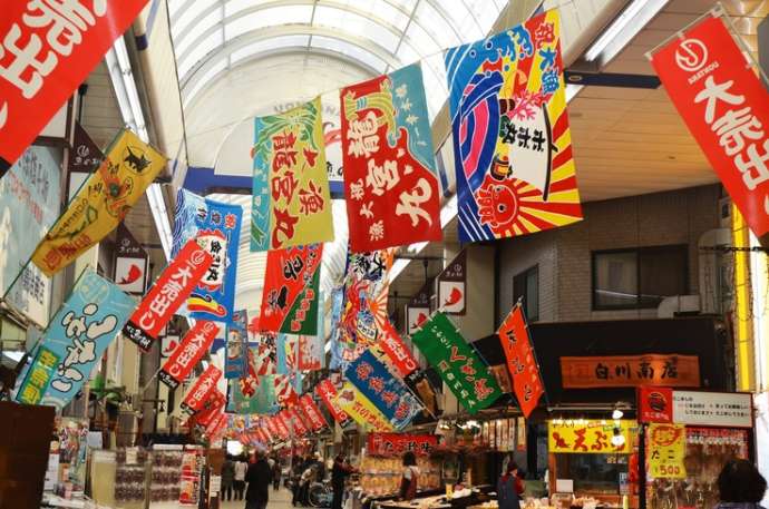 大漁旗が掲げられた魚の棚商店街