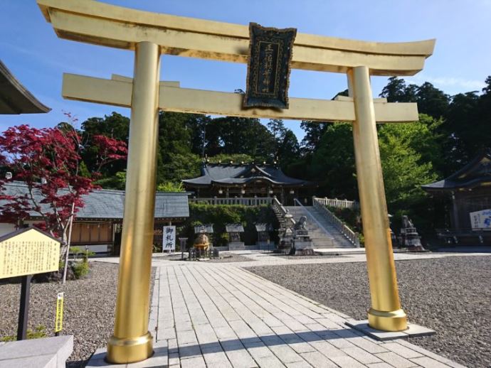 秋葉山本宮秋葉神社にある黄金の鳥居