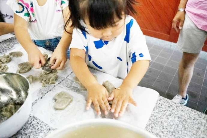 広島県福山市にある「鞆の浦 鯛匠の郷」でのガス天づくり体験の様子