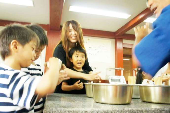 広島県福山市にある「鞆の浦 鯛匠の郷」でちくわの材料を練る様子