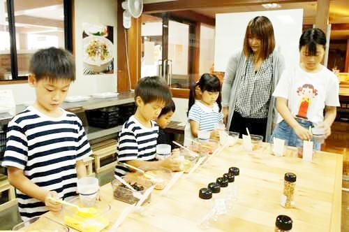 広島県福山市にある「鞆の浦 鯛匠の郷」でふりかけを調合する人々