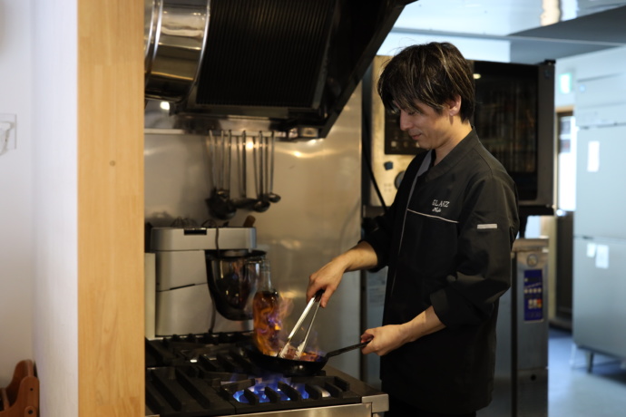 アンジェミエルのシェフ・加藤さんが料理をしている様子