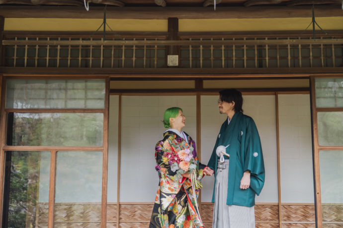 和装で結婚式を挙げる新郎新婦の写真