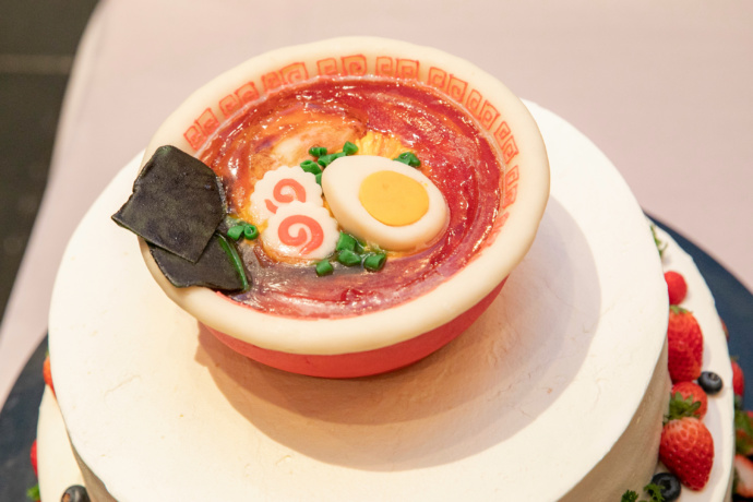 マジパンで作ったラーメンを上に乗せたウェディングケーキ