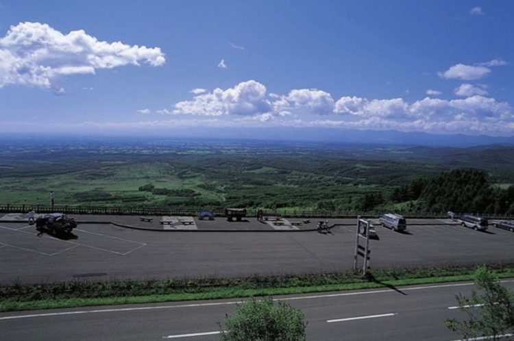 北海道河東郡の福原記念美術館周辺にある扇ヶ原展望台から一望できる十勝平野