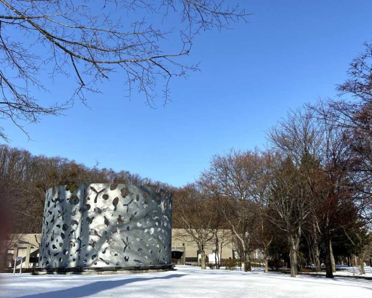 北海道札幌市にある札幌芸術の森野外美術館に展示されている五十嵐威暢の作品「Komorebi」