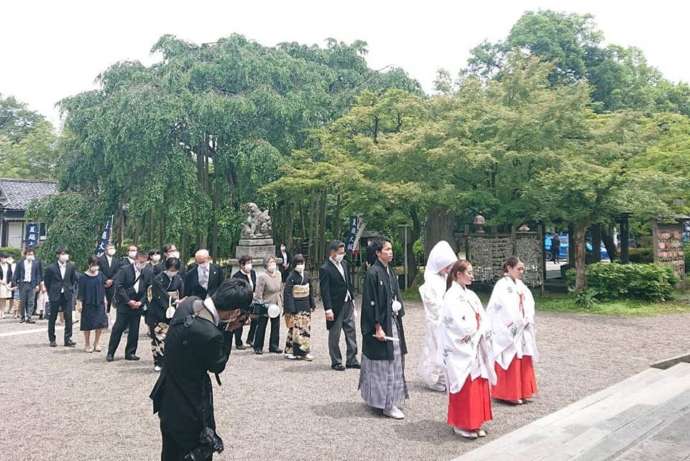 足羽神社の神前式で参進の儀を行う様子