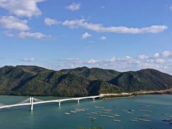 岡山県備前市の備前日生大橋と牡蠣の養殖