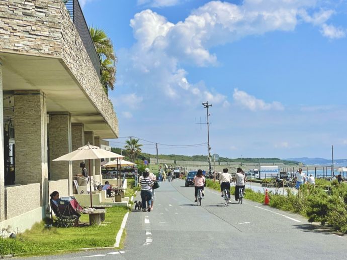 サザンビーチちがさきにある道を自転車で移動する光景