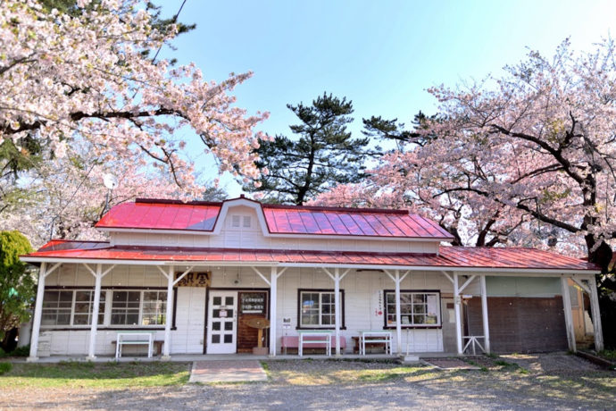 「赤い屋根の喫茶店 駅舎」の外観