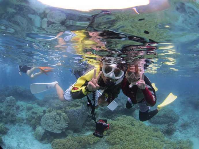 DiveAward津田沼駅前本店が提供するプランで海でのスノーケリングを楽しむ参加者たち