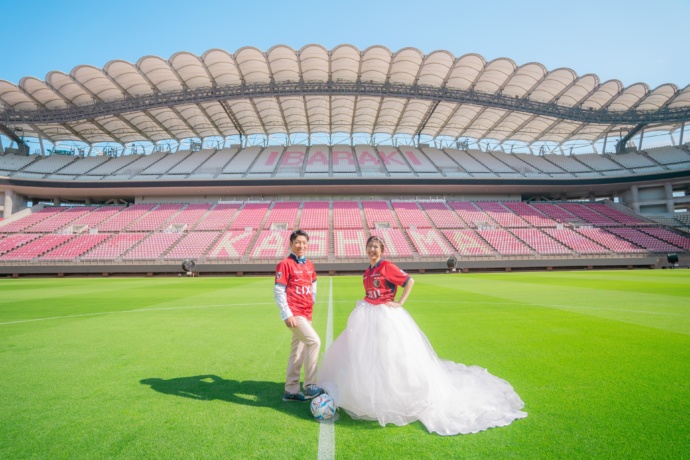 ウェディングプロデュースショップ エクラがプロデュースしたカシマスタジアムで結婚式を挙げるカップルの様子