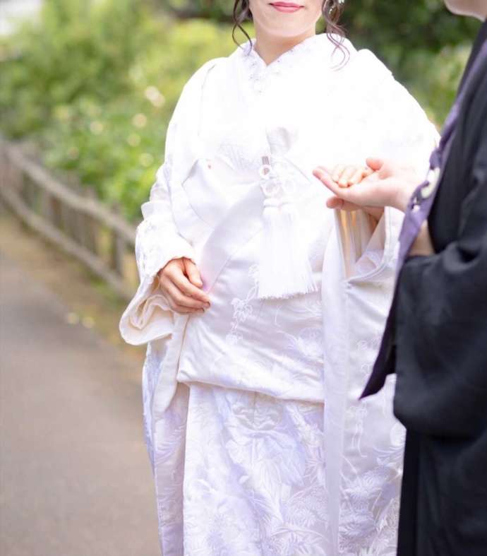 曹洞宗 永松山 龍泉寺の仏前結婚式で手を取り合う新郎新婦