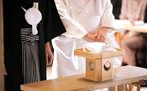 フレンチ奥村邸が紹介した針綱神社で神前式を挙げるご夫婦