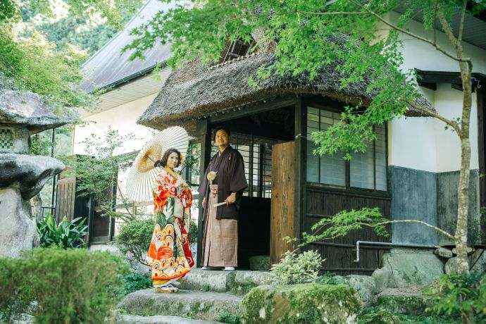 フェアリーブライダルのフォトウェディングで和装のロケーション撮影をするご夫婦