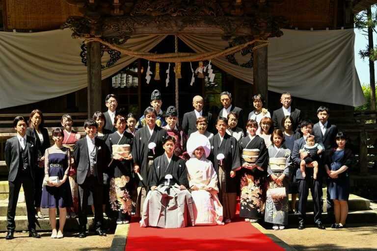 新潟県村上市にある藤基神社で行われたお式の家族写真