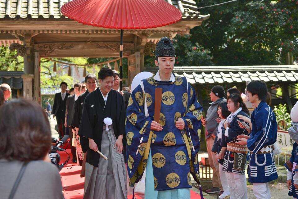 新潟県村上市にある藤基神社で赤絨毯の上を歩く一行