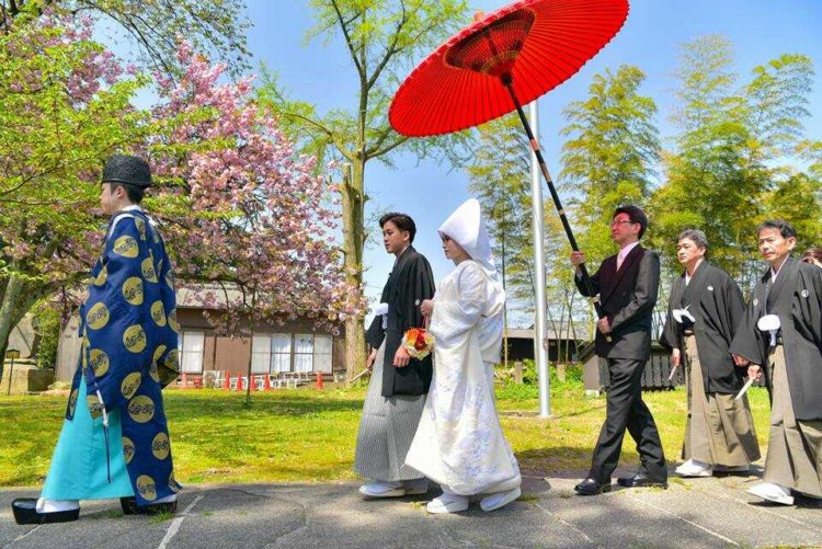 新潟県村上市にある藤基神社の参進の儀を横から眺める